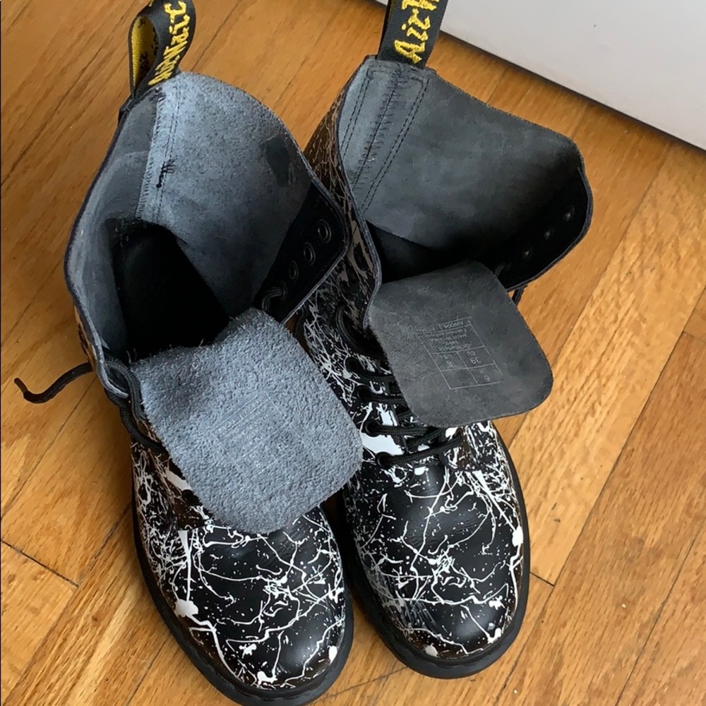 Air Wair Dr. Marten Boots - Picture 4 of 8